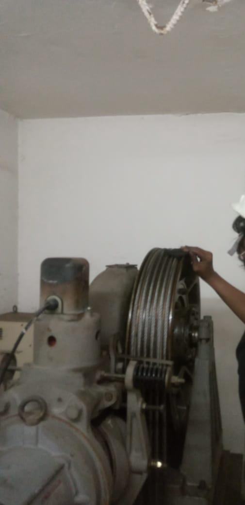 Teknisi Lift Berpengalaman